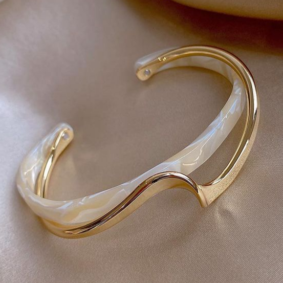 Phoebe - White Opal Elegant Golden Bracelet